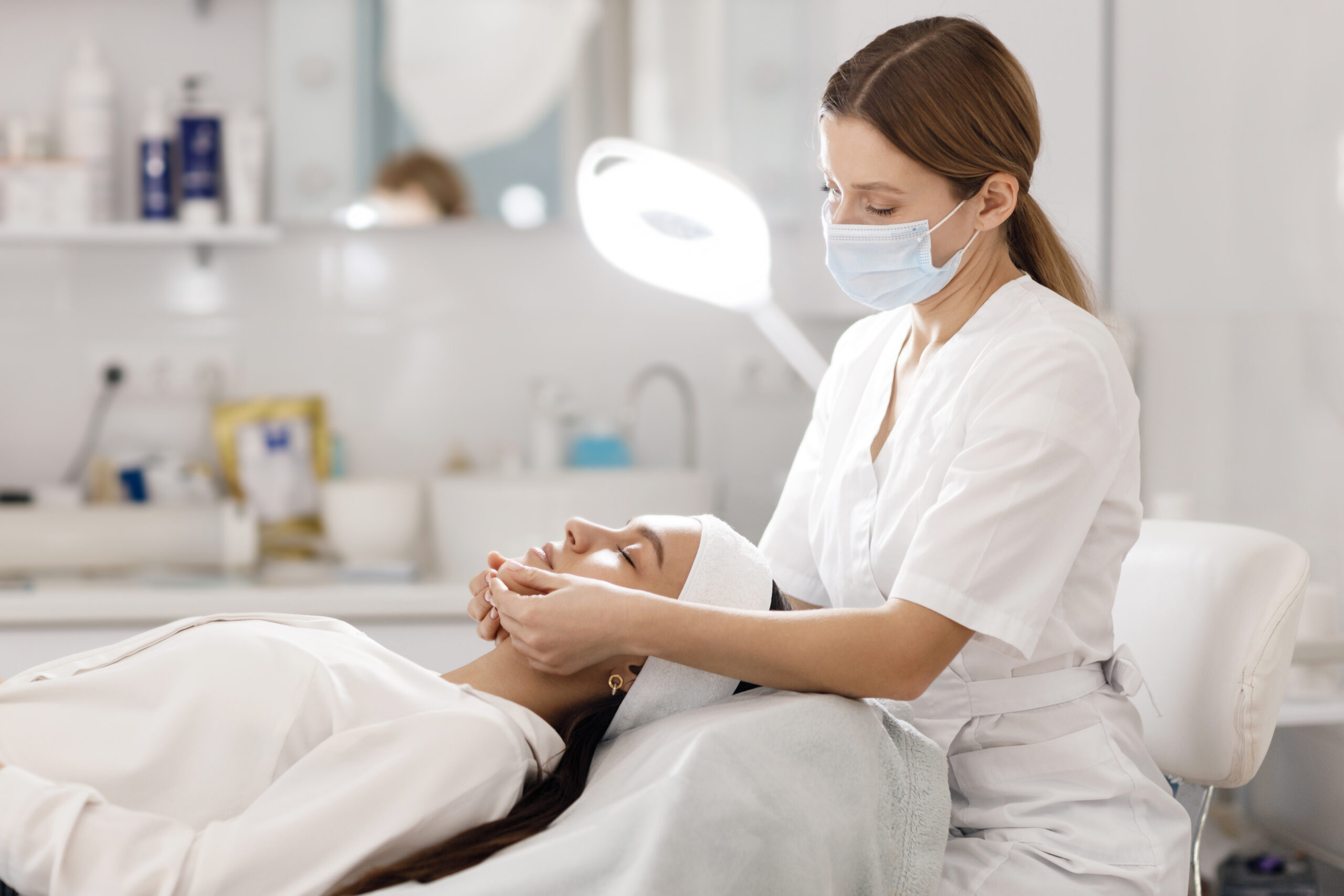 cosmetology-doctor-patien